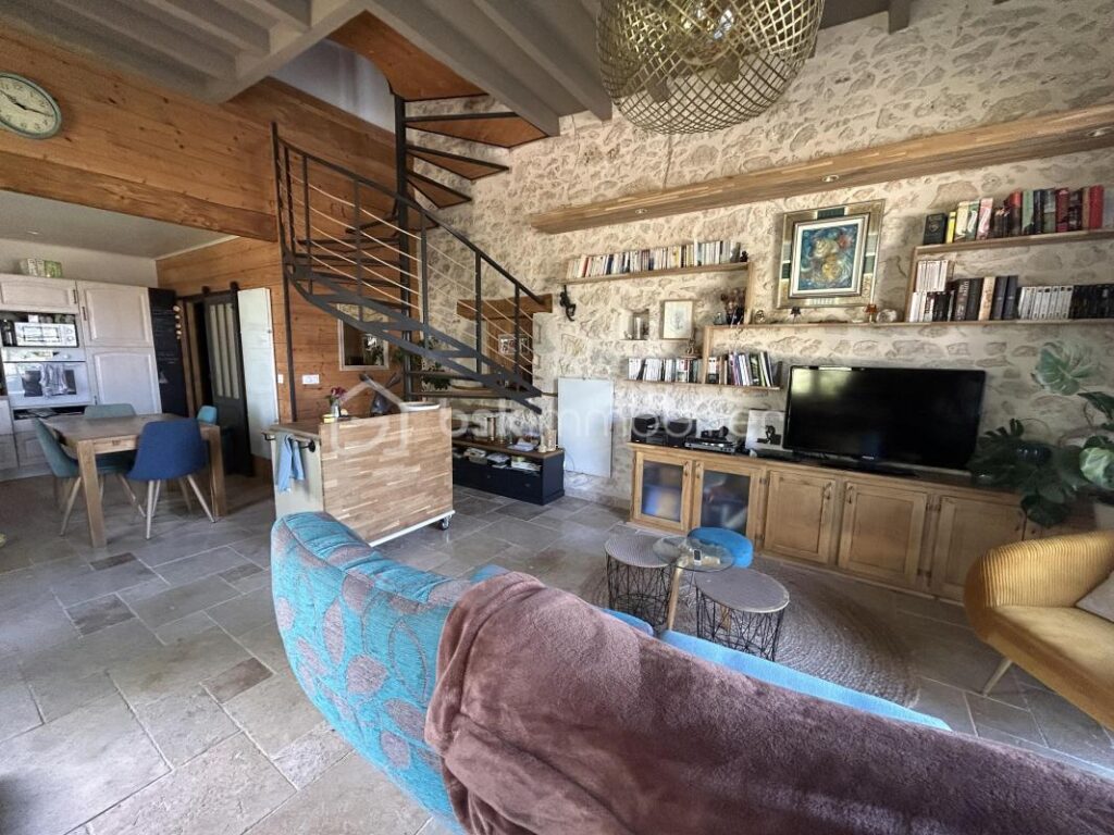 MAGNIFIQUE PROPRIETE EN PIERRES – VUE – CALME – GITES – DEPENDANCES – SOURCE – ETANG – NR pièces – NR chambres – 885 m²