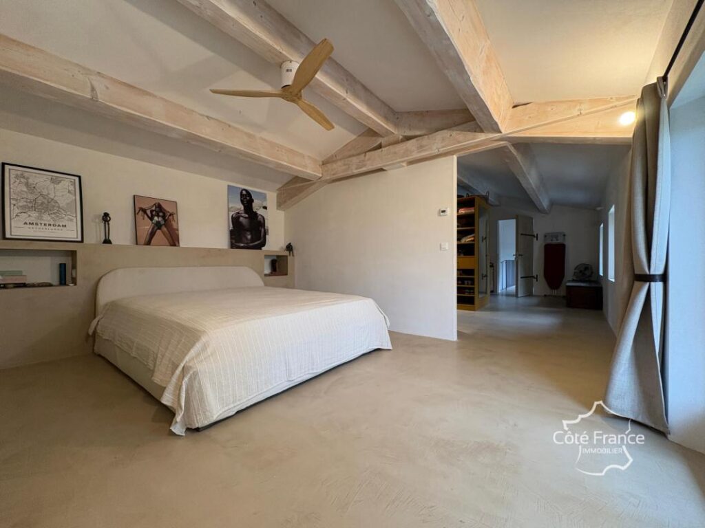 VILLA DE LUXE AVEC PISCINE ET VUE MAGNIFIQUE – 9 pièces – 6 chambres – 239 m²