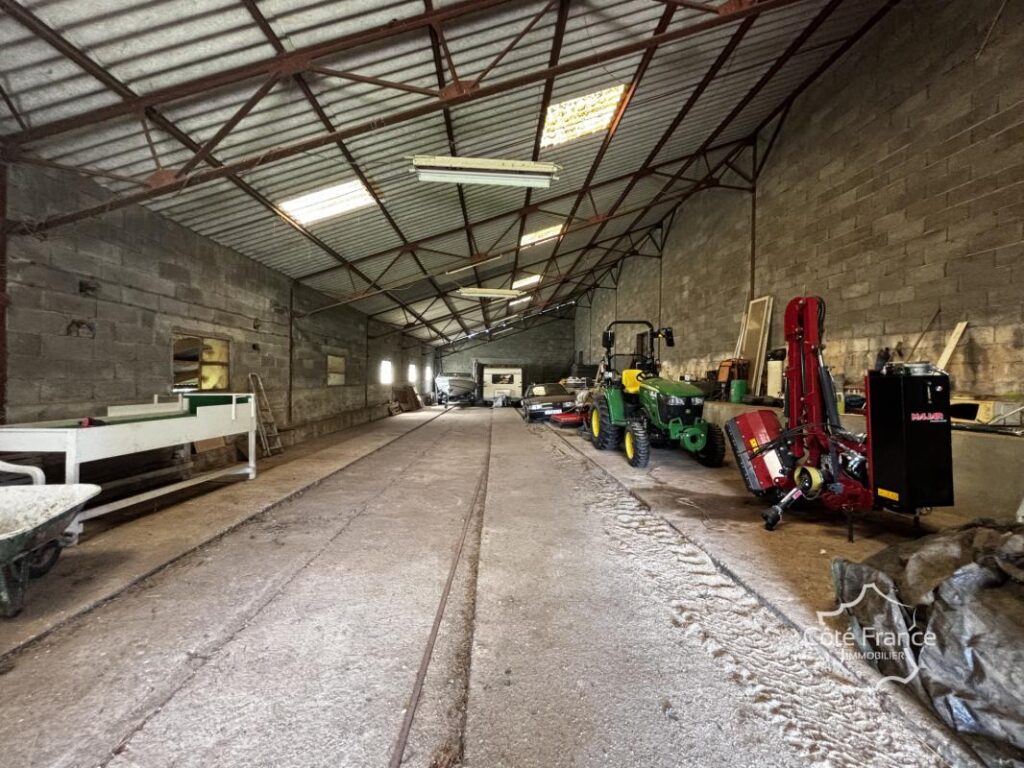 Corps de ferme avec maison d’habitation, plusieurs grandes d – 6 pièces – 3 chambres – 98 m²