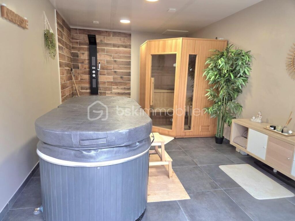 Charmante maison spacieuse près de Tours avec terrasse et parking ! – 6 pièces – 4 chambres – 170 m²