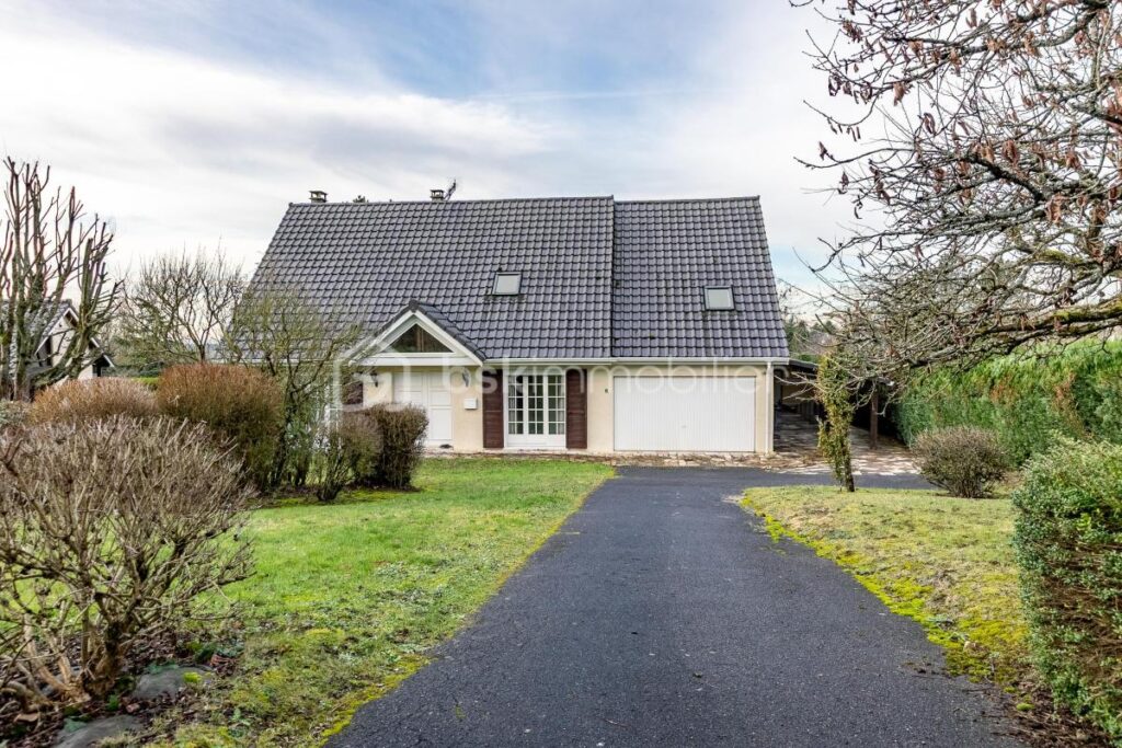 Maison familiale type ‘ORANGER’ 210m² à SAINT-WITZ – 8 pièces – 5 chambres – 210 m²