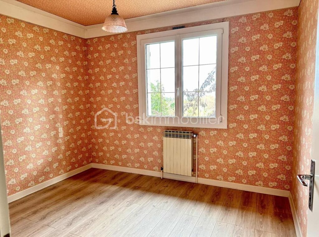 VILLA AVEC SOUS-SOL COMPLET SUR 2 510 m² DE TERRAIN CONSTRUCTIBLE – 4 pièces – 3 chambres – 103 m²