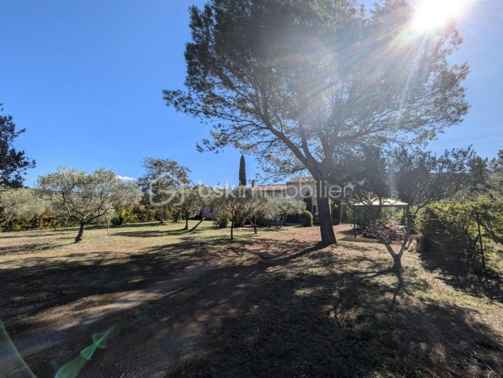 Maison d’architecte de 208m2 au calme sur terrain clos et sécurisé – 6 pièces – 4 chambres – 208 m²