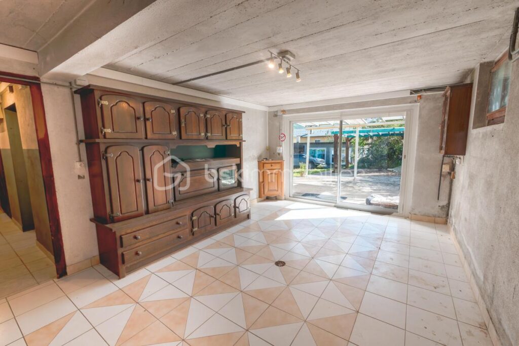 74300 – MAGLAND – GRANDE MAISON DE VILLAGE – PROJET DE RÉNOVATION – SITUATION AU CALME ET ENSOLEILLÉE – 3 NIVEAUX, 270M² DE SURFACE TOTALE POUR 170M² HABITABLES – 8 pièces – 4 chambres – 170 m²