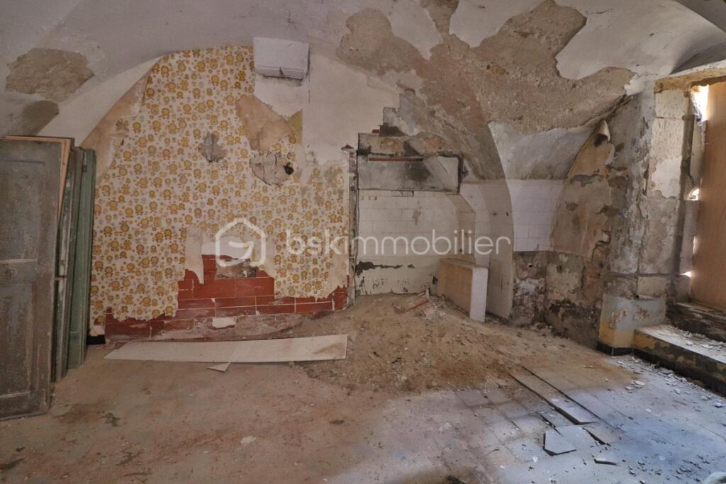 2 immeubles à rénover de 800m² avec cours, terrasse et balcon – NR pièces – NR chambres – 200 m²