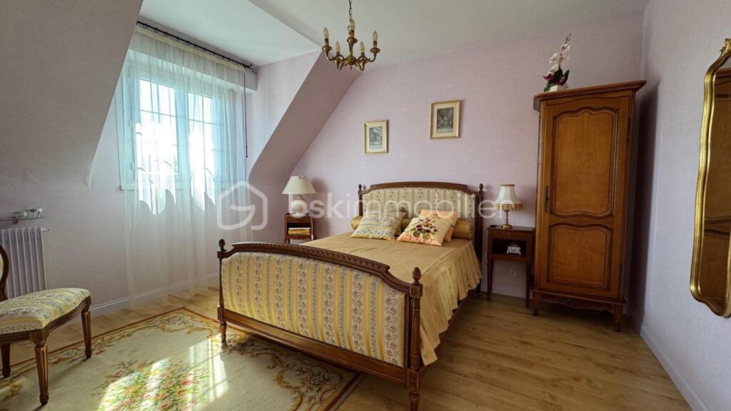 CHARMANTE MAISON TRADITIONNELLE – 8 PIÈCES – 5 CHAMBRES + 1 BUREAU – SOUS-SOL COMPLET – JARDIN CLOS ET ARBORÉ – 8 pièces – 6 chambres – 136 m²