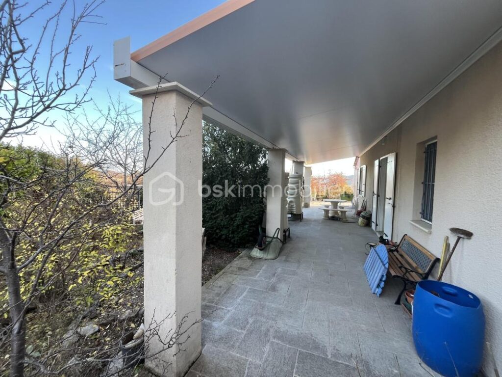 une maison de 145 m² à Saint-Étienne-les-Orgues – 4 pièces – 4 chambres – 143 m²