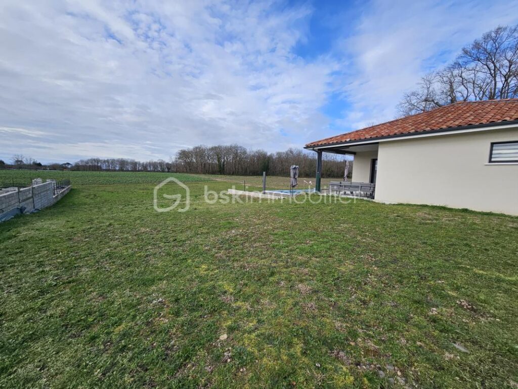 Vivre Dedans-Dehors : maison de plain-pied, baignée de lumière avec vue dégagée sur la nature – 5 pièces – 3 chambres – 115 m²