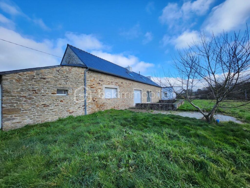 Longère en pierres de 6 pièces de 160 M2 à GRAND-CHAMP – 6 pièces – 4 chambres – 160 m²