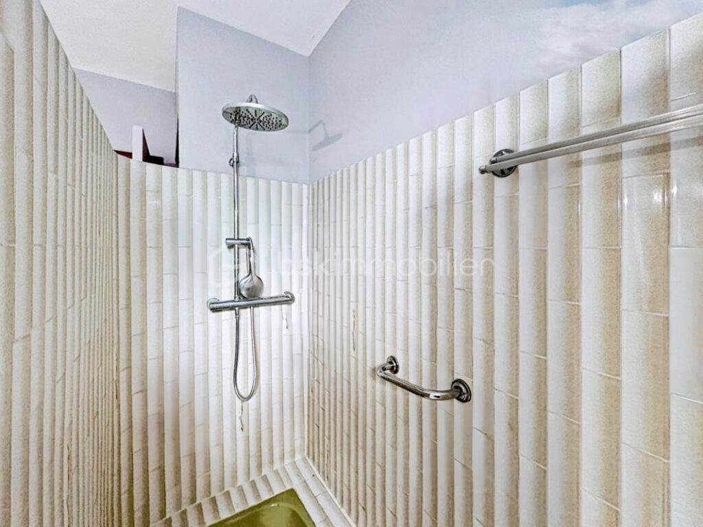 DPT VAR (83) – SIX-FOURS-LES-PLAGES – VILLA DE 130 m² SUR TERRAIN DE 683 m² – 6 pièces – 4 chambres – 130 m²