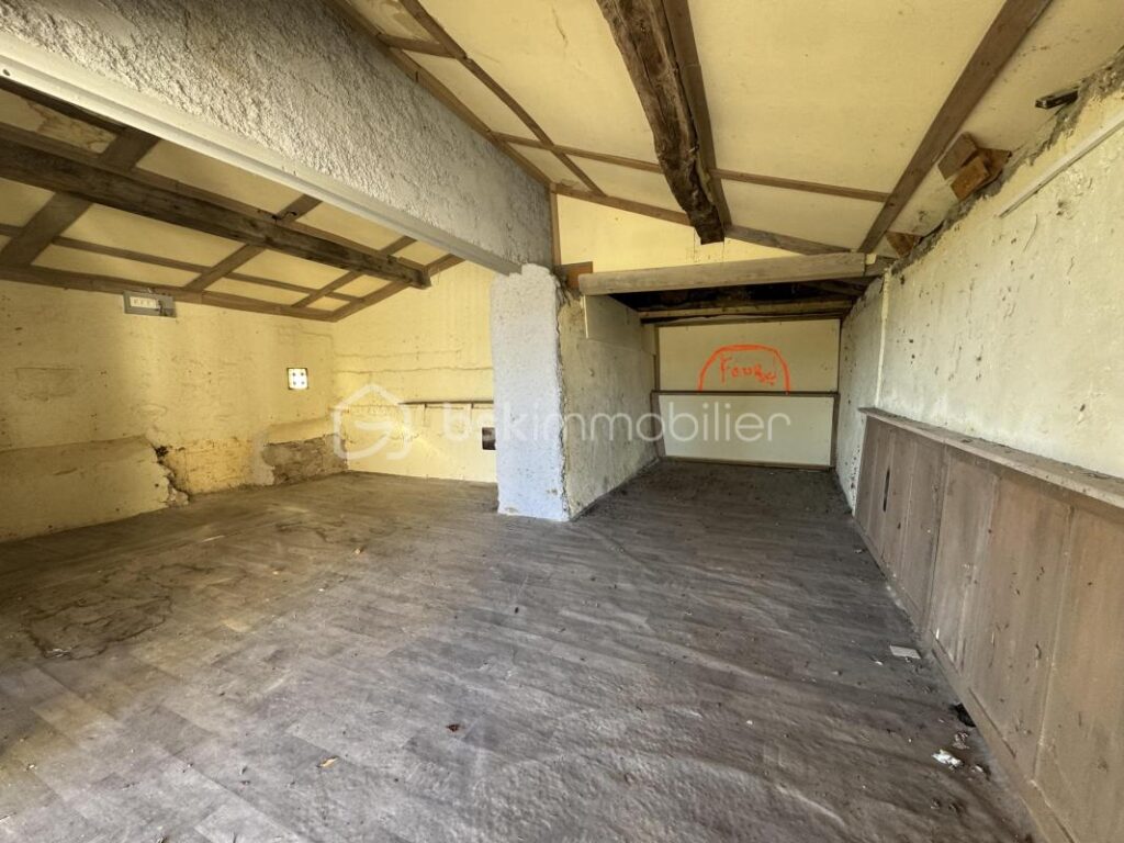 Ancienne ferme de 139m2 habitables – nombreuses dépendances – 4588m2 de terrain – 5 pièces – 3 chambres – 136 m²