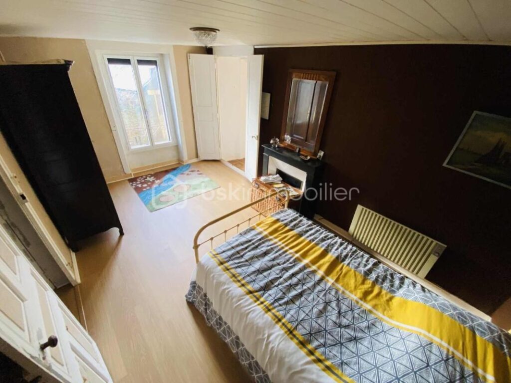 NOUVEAU : Maison en Pierre 167 M² Habitable ( Centre Bourg GUILLIERS) – 10 pièces – 4 chambres – 1638 m²