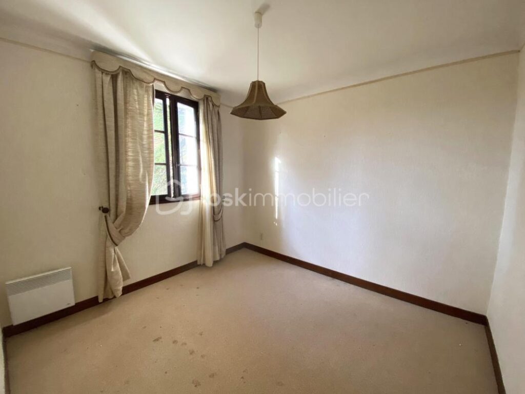 Maison traditionnelle de plain-pied de 133 m² – 6 pièces – 4 chambres + Grand Garage + Patio, sur un terrain de 4 000 m² – 6 pièces – 4 chambres – 133 m²