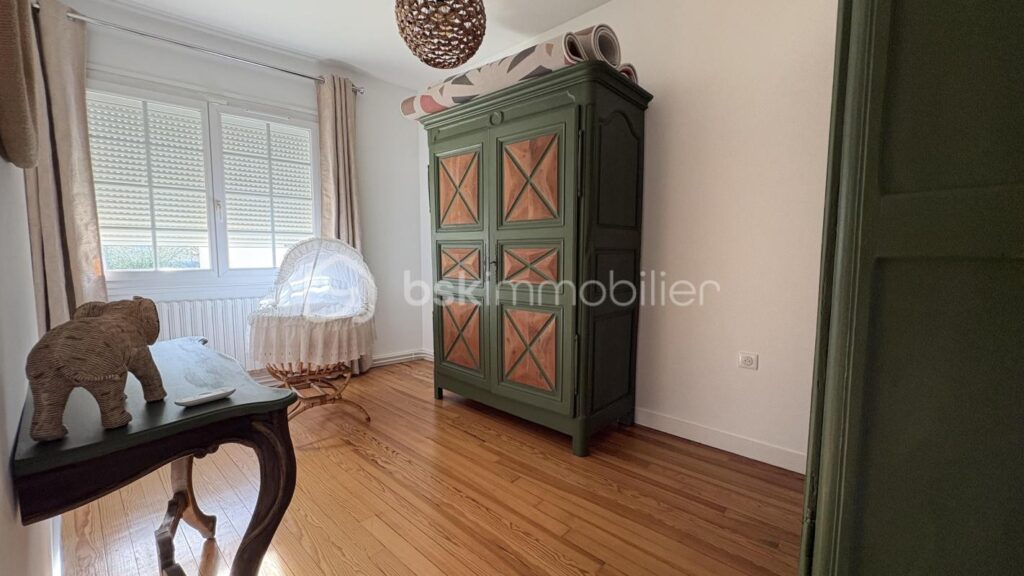 🏡 Rare en centre-ville de Bergerac – Maison 146 m² avec jardin et double garage – 6 pièces – 3 chambres – 146 m²