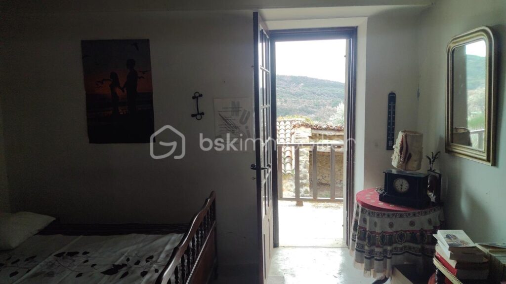 Premier niveau d’un ancien corps de ferme imprégné du charme de la Provence, avec piscine et vue exceptionnelle MONTLAUX 04230 – 4 pièces – 3 chambres – 110 m²