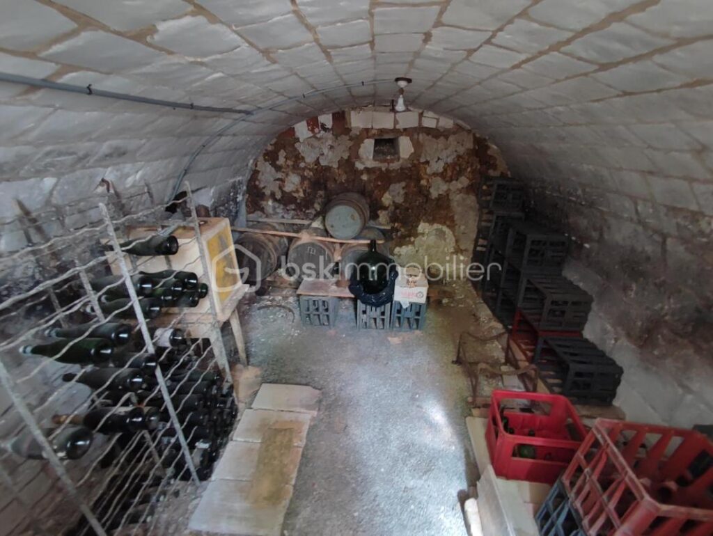 Une propriété comprenant deux habitations, une longère de 100 m² et un logement de 42 m² avec une grange et dépendances, cave sur 3406 m² de parcelle – 5 pièces – 3 chambres – 129 m²