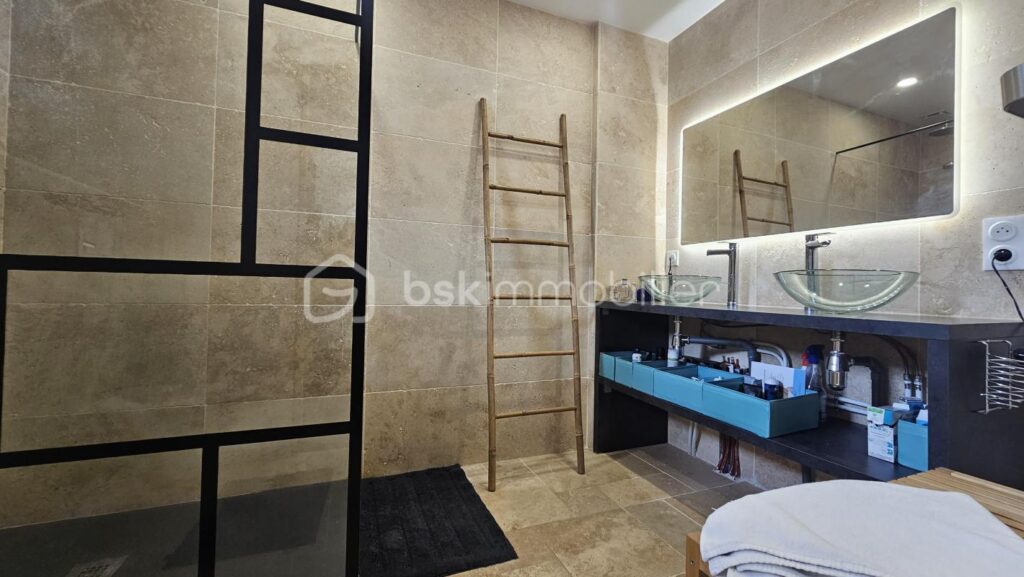 Ancien corps de ferme de 127 m2 entièrement rénové avec piscine – 4 pièces – 3 chambres – 122 m²