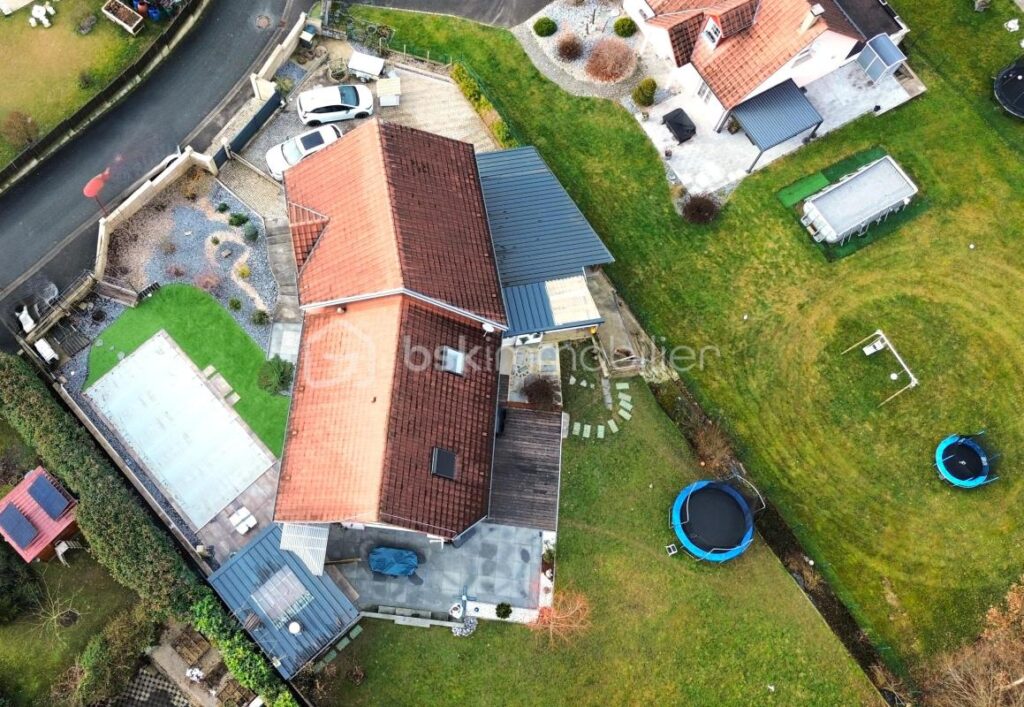 Maison individuelle de 180 M2 sur terrain de 1025 M2 à RECHESY – 5 pièces – 3 chambres – 180 m²