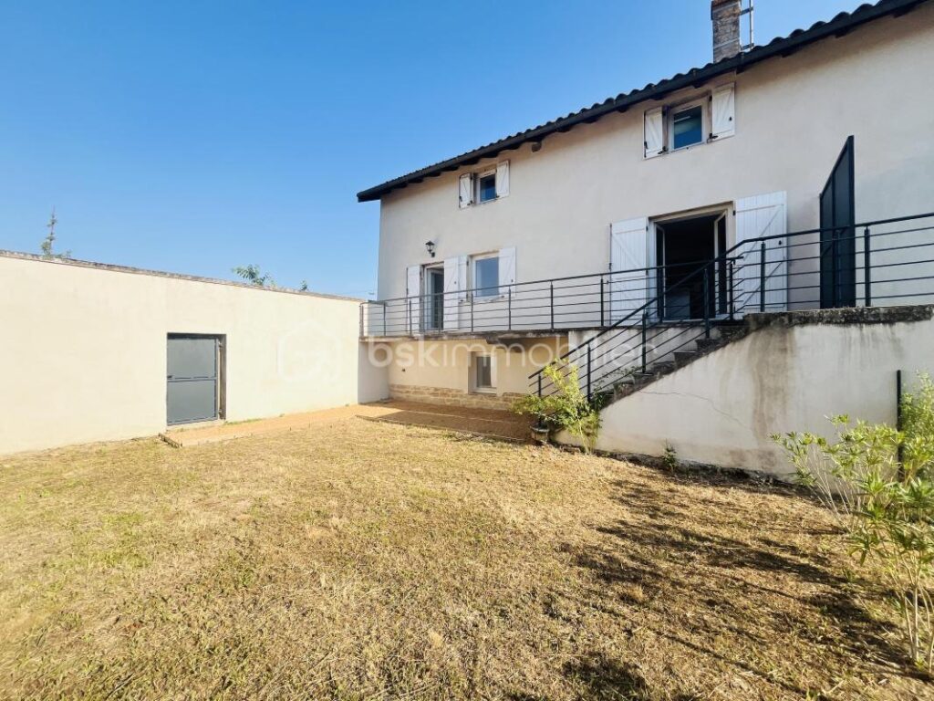 Maison de charme rénovée – 135m² au cœur d’une ferme rénovée – Proche Villefranche-sur-Saône – 4 pièces – 3 chambres – 120 m²