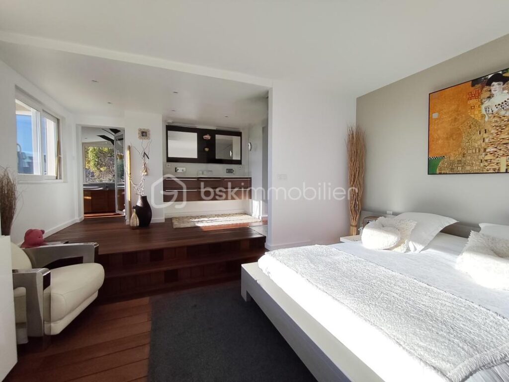 VILLA DE PRESTIGE – 270m² – PISCINE – CARROS VILLAGE – 7 pièces – 5 chambres – 264 m²