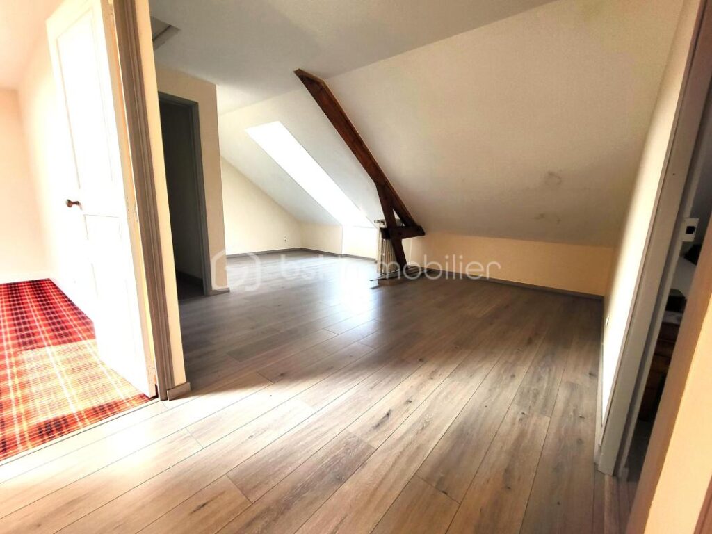 Une maison pleine de vie et de caractère située à Avranches ! – 7 pièces – 4 chambres – 215 m²