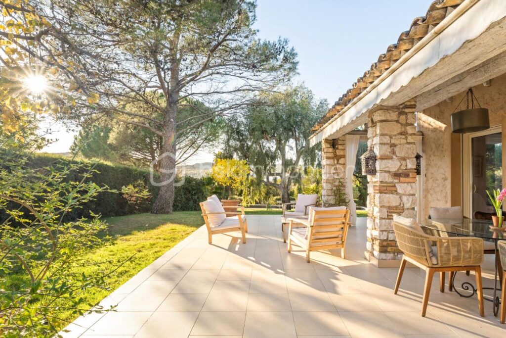 Une villa clés en main, alliant charme et sérénité dans un écrin de verdure – 5 pièces – 4 chambres – 170 m²