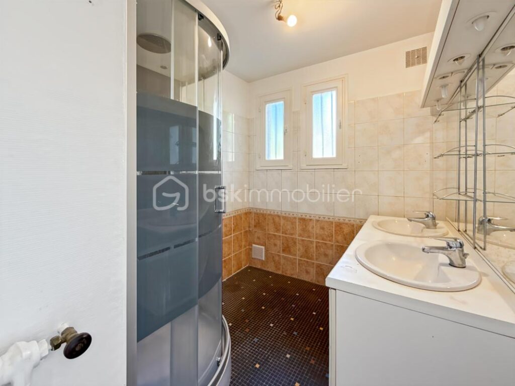 Maison 7 pièces de 141m2 à PARON (89100) – 7 pièces – 5 chambres – 141 m²