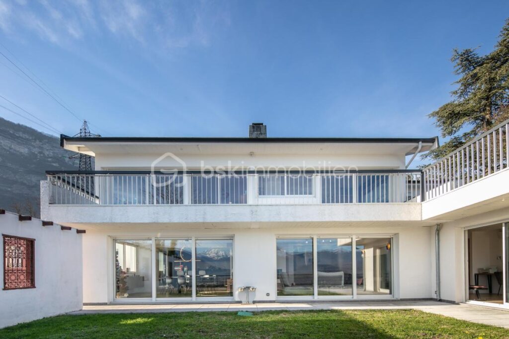 Maison de 200m2 avec piscine – 6 pièces – 4 chambres – 200 m²