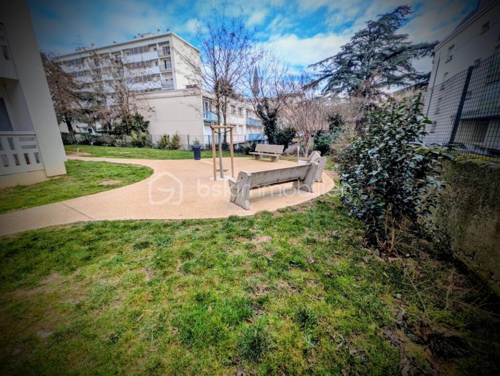 ✨ Bien rare à Valence ! Appartement T4 au 6ᵉ étage avec ascenseur, vue exceptionnelle sur le château de Crussol, quartier très prisé – 4 pièces – 2 chambres – 68 m²