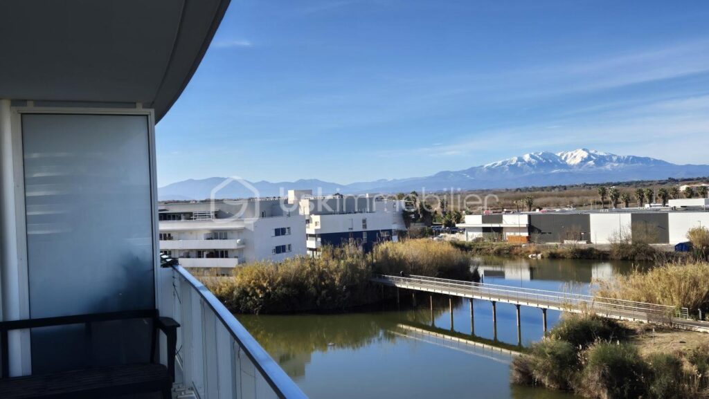 A VENDRE APPARTEMENT RECENT TRAVERSANT DE 122M² A CANET EN ROUSSILLON – COTE PORT – TERRASSES DE 100 M² – TROIS CHAMBRES – PARKING PRIVE – GARAGE INDIVIDUEL – CLIMATISATION GAINABLE – CUISINE D ETE – SPA – VUE DEGAGEE SUR LES ALBERES – 5 pièces – 3 chambres – 122 m²