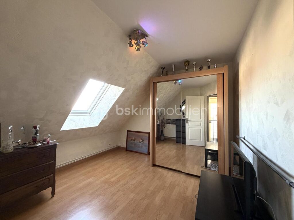 À vendre – Maison d’architecte indépendante à Fublaines (2005) – 8 pièces – 5 chambres – 205 m²