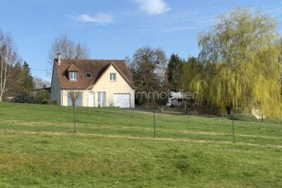 Maison familiale à 5 minutes de Pont-l’Évêque – Grand terrain de 3 900 m² et belle vue – 4 pièces – 3 chambres – 104 m²