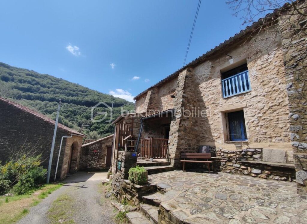 Charmante maison de famille en pierre dans un petit hameau au calme – 5 pièces – 3 chambres – 110 m²