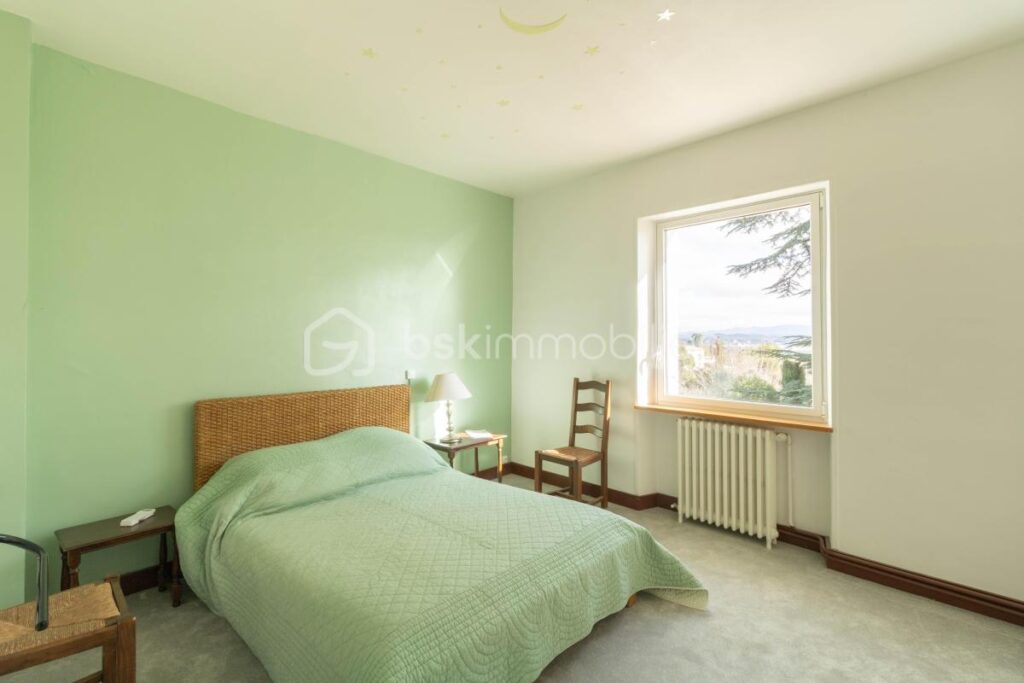 Demeure de caractère avec ascenseur, dépendances et terrain piscinable – 8 pièces – 6 chambres – 255 m²