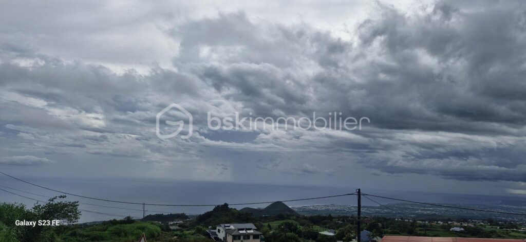 Maison a rénover A PETITE ILE – 4 pièces – 3 chambres – 75 m²