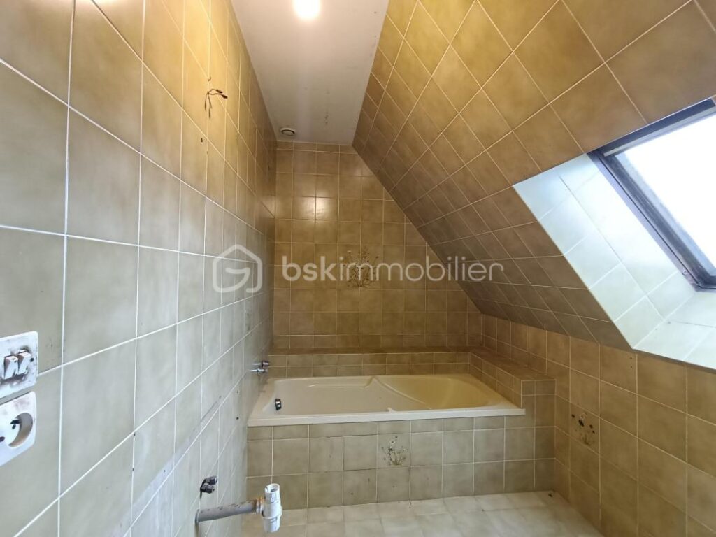 Maison individuelle située à Saint-Pol-de-Léon. Construite en 1985, cette maison de 6 pièces de 137 m2 sur un terrain de 1425m² – 6 pièces – 5 chambres – 137 m²