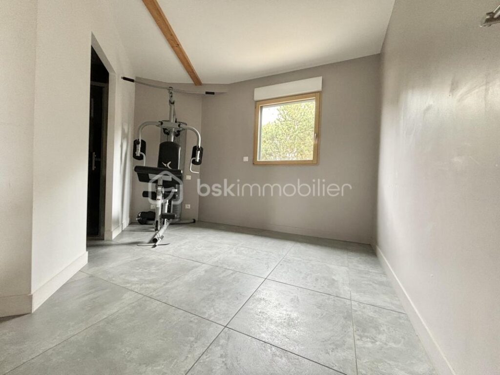 Maison d’architecte de 173m2 avec terrain de 993m2 – 6 pièces – 5 chambres – 173 m²