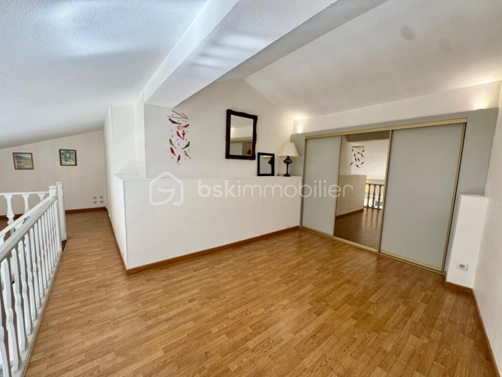 Rare à Menton – Grand duplex lumineux au dernier étage, avec terrasse et vue dégagée – 4 pièces – 3 chambres – 95 m²