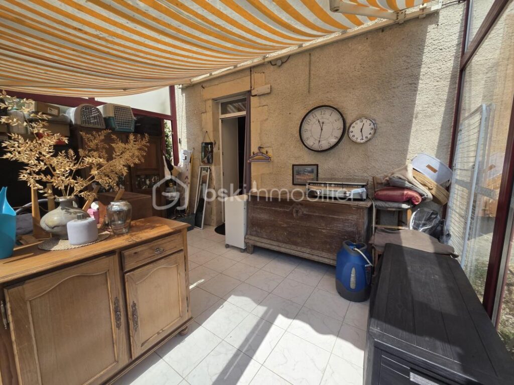 Maison de caractère 100 m² à Limalonges avec jardin, garage et cave voutée – 3 pièces – 2 chambres – 100 m²