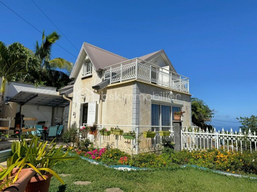 Maison spacieuse avec pergola et jacuzzi – 4 pièces – 3 chambres – 115 m²