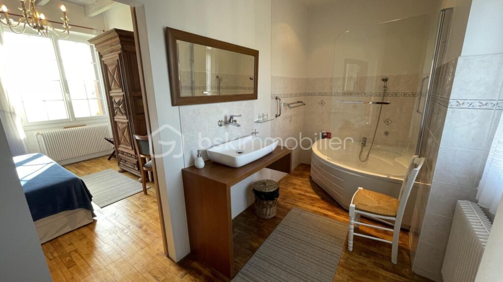 Magnifique bâtisse en pierre de 219m² habitable avec environ 658m² de dépendance sur 10600m² partiellement clos – 7 pièces – 4 chambres – 219 m²