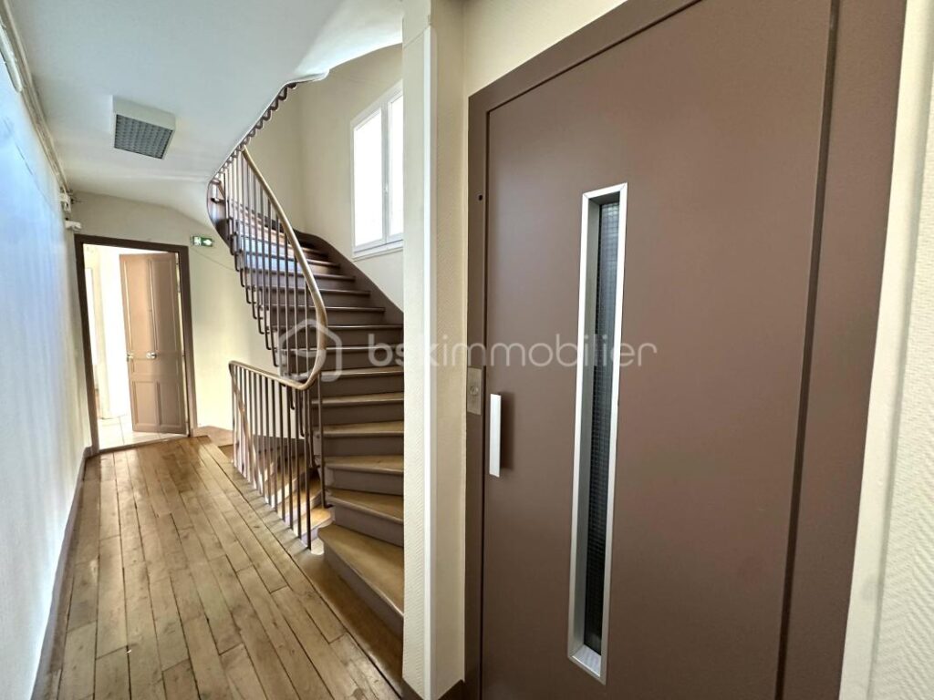 UN JOLIE 2 pièces VUE LA DEFENSE au pied du tramway – 2 pièces – 1 chambre – 39 m²