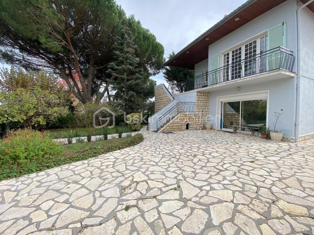 Maison avec 4 chambres + une piscine couverte + un garage de 110m2 !!! De l’espace, du calme et de l’authenticité !!!! – 8 pièces – 4 chambres – 248 m²