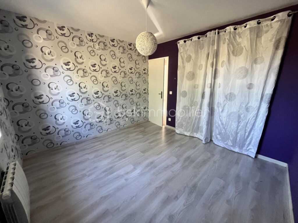 Charmant pavillon de plain-pied sur sous-sol complet avec garage et terrain – 4 pièces – 3 chambres – 89 m²