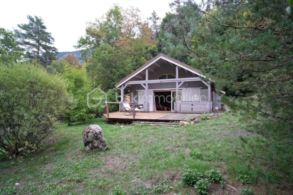 Chalet récent en bois au bord de la rivière sur un terrain plat de 5 460 m² – 3 pièces – 2 chambres – 70 m²