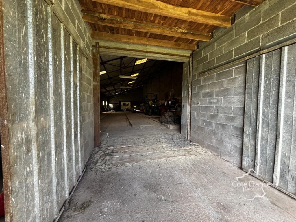Corps de ferme avec maison d’habitation, plusieurs grandes d – 6 pièces – 3 chambres – 98 m²