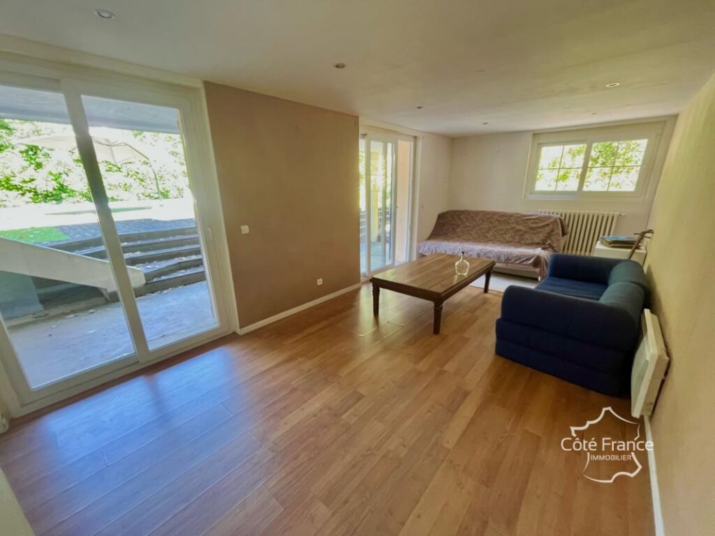 Élégante propriété familiale avec dépendance, terrain, pisci – 8 pièces – 5 chambres – 236 m²