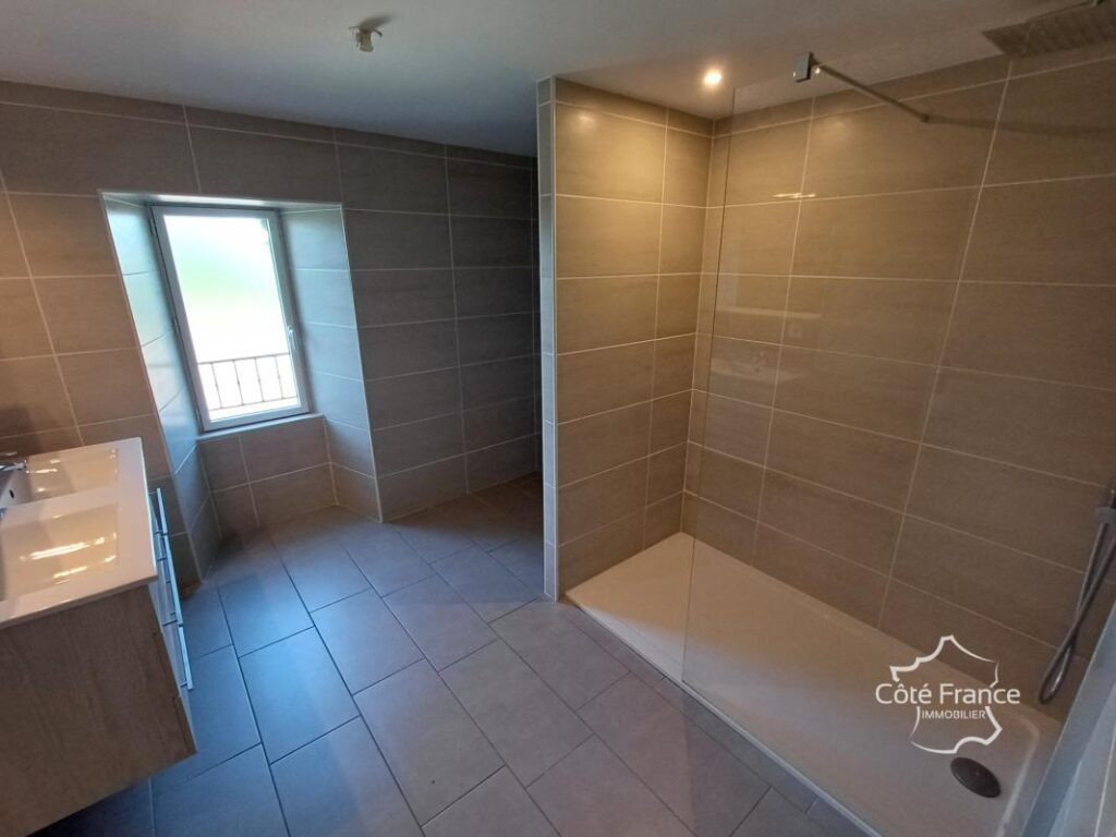 Maison en pierres entièrement rénovée – 7 pièces – 4 chambres – 151 m²