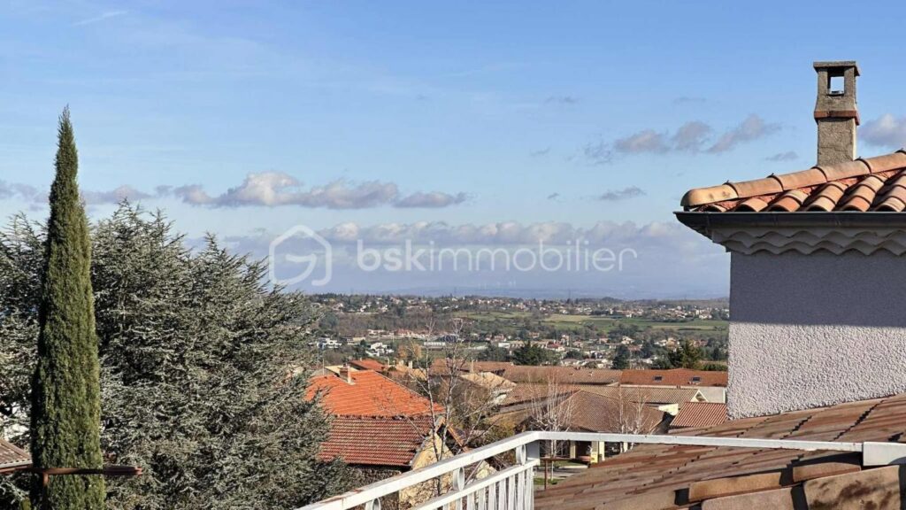 Une vue rare, un emplacement recherché, une maison de caractère au cœur de Roiffieux – 4 pièces – 2 chambres – 75 m²