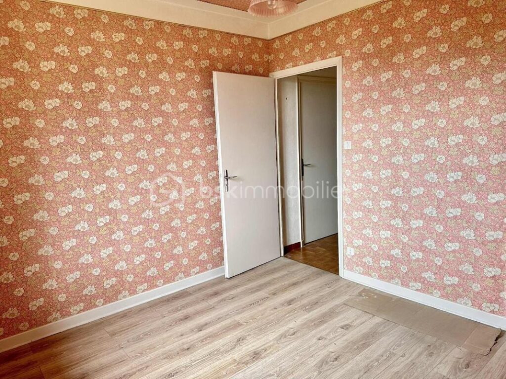 VILLA AVEC SOUS-SOL COMPLET SUR 2 510 m² DE TERRAIN CONSTRUCTIBLE – 4 pièces – 3 chambres – 103 m²